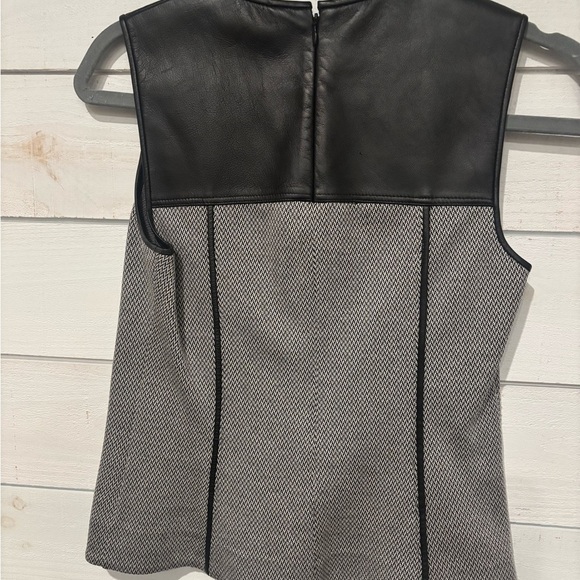 Theory Modern Seamed Shell
Leather Detailing Black and Gray in size 0 - Picture 12 of 14